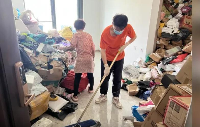 去年王阿姨家中的快递多到已逼到屋顶。（取材自看看晨报）