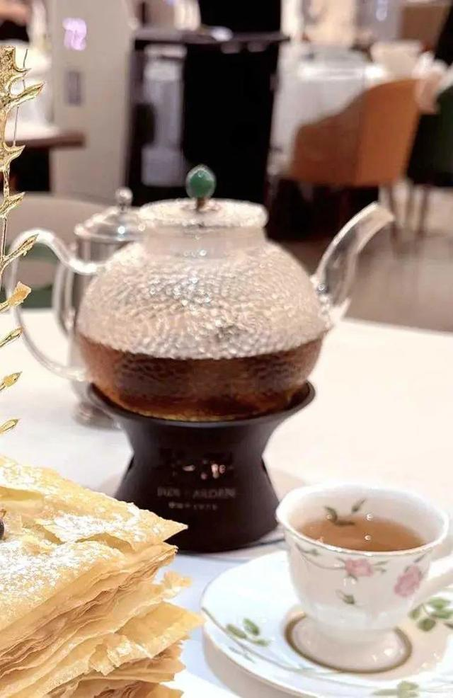 网友结账时却发现还被额外收取11元白开水费。(取材自大象新闻)