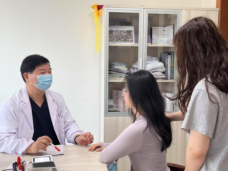 钱坚革面诊高中毕业学生。(取材自潮新闻/受访者供图)