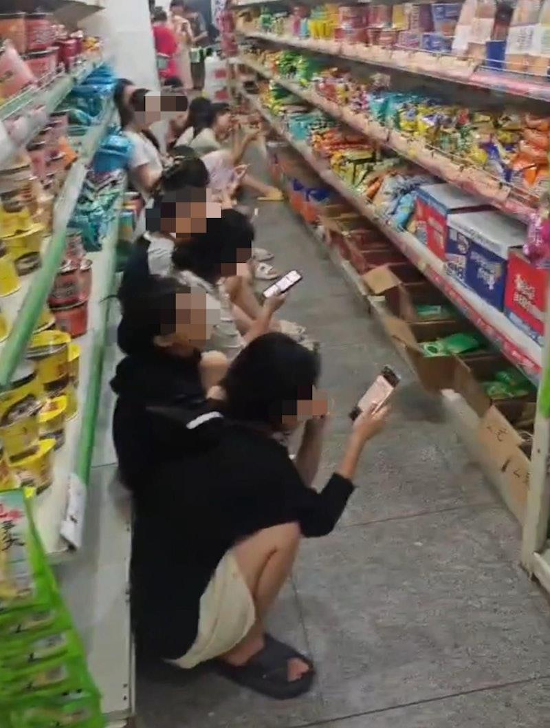 河南一乡村道路因高温爆裂。（取材自新京报）