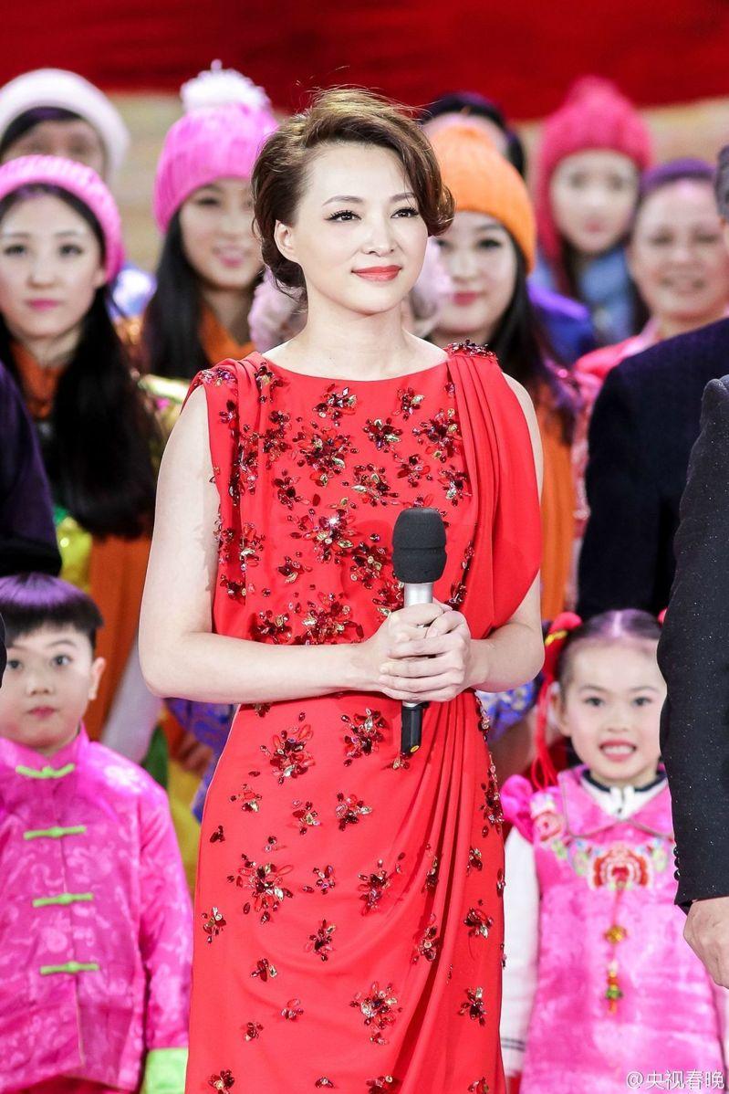 董卿到眼科医院看诊，两手有人搀扶。(取材自微博)