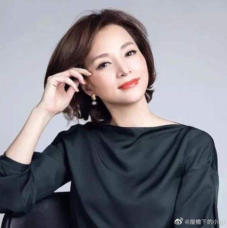 董卿到眼科医院看诊，两手有人搀扶。(取材自微博)