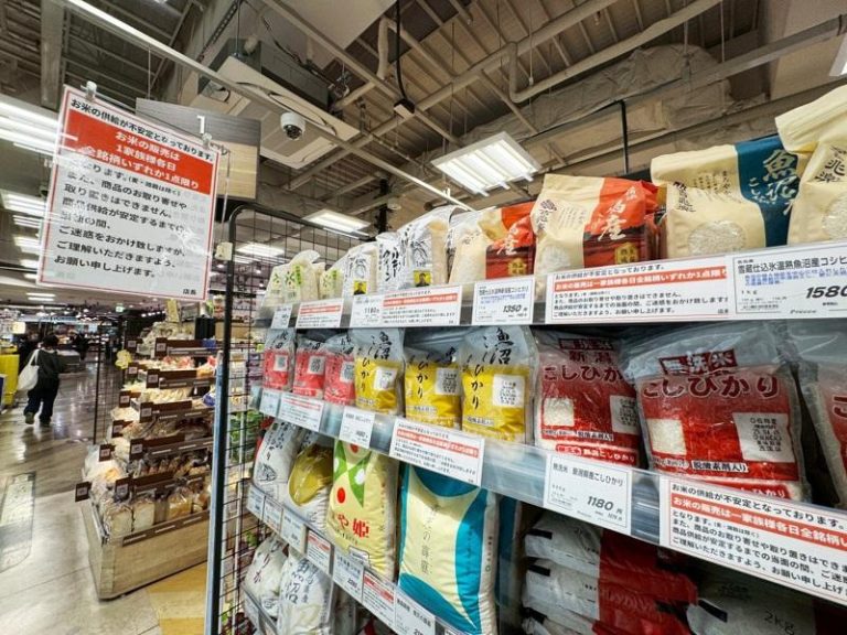 日本价指数创下2012年调查以来的最大跌幅，农林水产省认为是因根据随意契约，以较便宜的价格释出储备米，才使米价下降。(中央社)