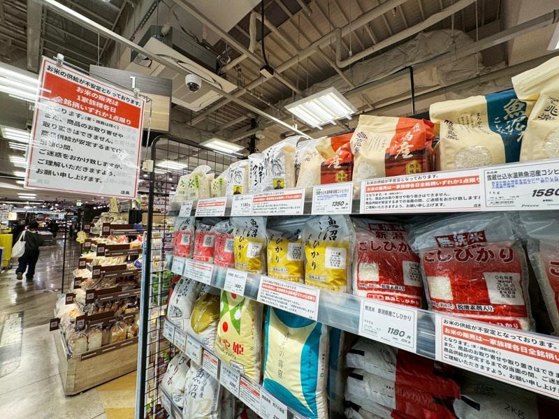 日本价指数创下2012年调查以来的最大跌幅,农林水产省认为是因根据随意契约,以较便宜的价格释出储备米,才使米价下降。(中央社)