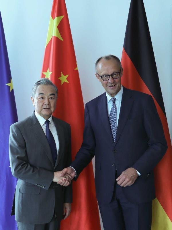 法国总统马克宏7月4日在巴黎爱丽舍宫会见中国外长王毅。图为2024年2月20日即一年四个多月前马克宏也在爱丽舍宫会见王毅的情景。取自中国外交部网站