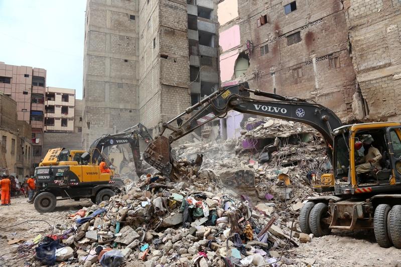 巴基斯坦南部港市喀拉蚩（Karachi）一栋公寓4日倒塌，迄今已造成16人丧命、13人受伤。欧新社