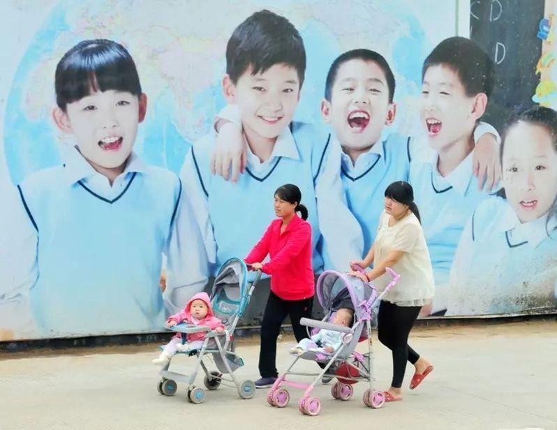 尽管中国当局积极「催婚催生」，但在现实的经济困境和压力下，已连续多年出现出生人口不及死亡人口的「生不如死」现象，已然成为北京须严肃面对的课题。（新华社）