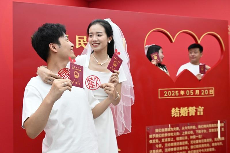 尽管中国当局积极「催婚催生」，但在现实的经济困境和压力下，已连续多年出现出生人口不及死亡人口的「生不如死」现象，已然成为北京须严肃面对的课题。（新华社）