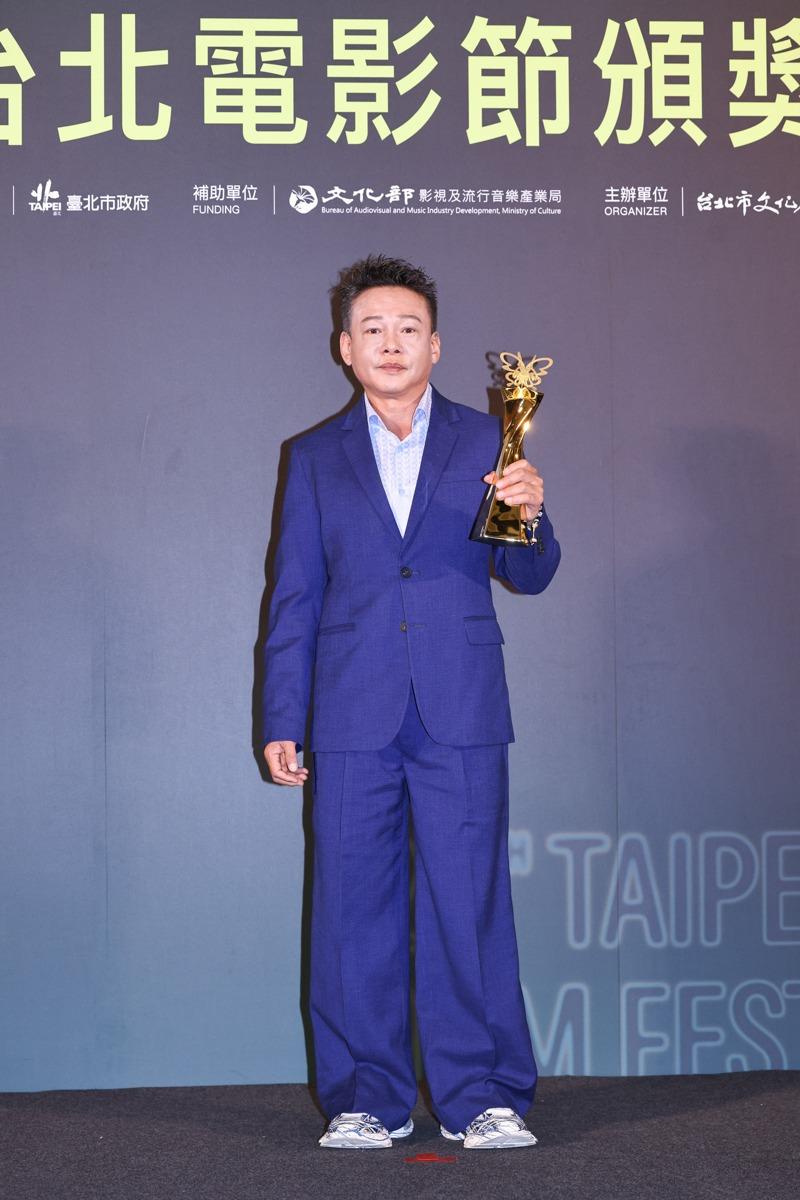 杨贵媚亲吻奖座。（记者王聪贤／摄影）