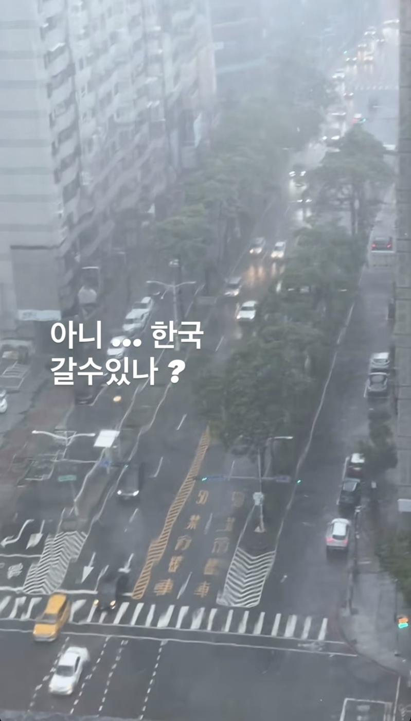 东海在房间望着窗外暴雨相当无奈。图／摘自IG