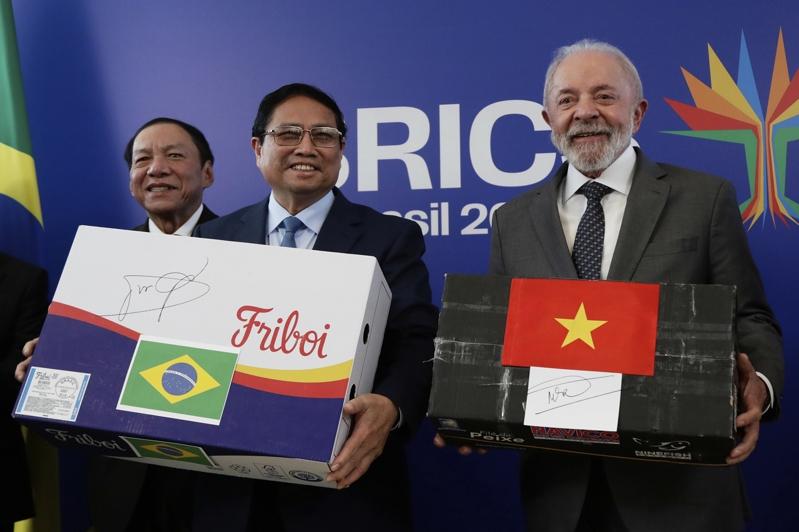 在巴西里约热内卢，士兵5日在金砖国家（BRICS）峰会前参加示范演练。（路透）