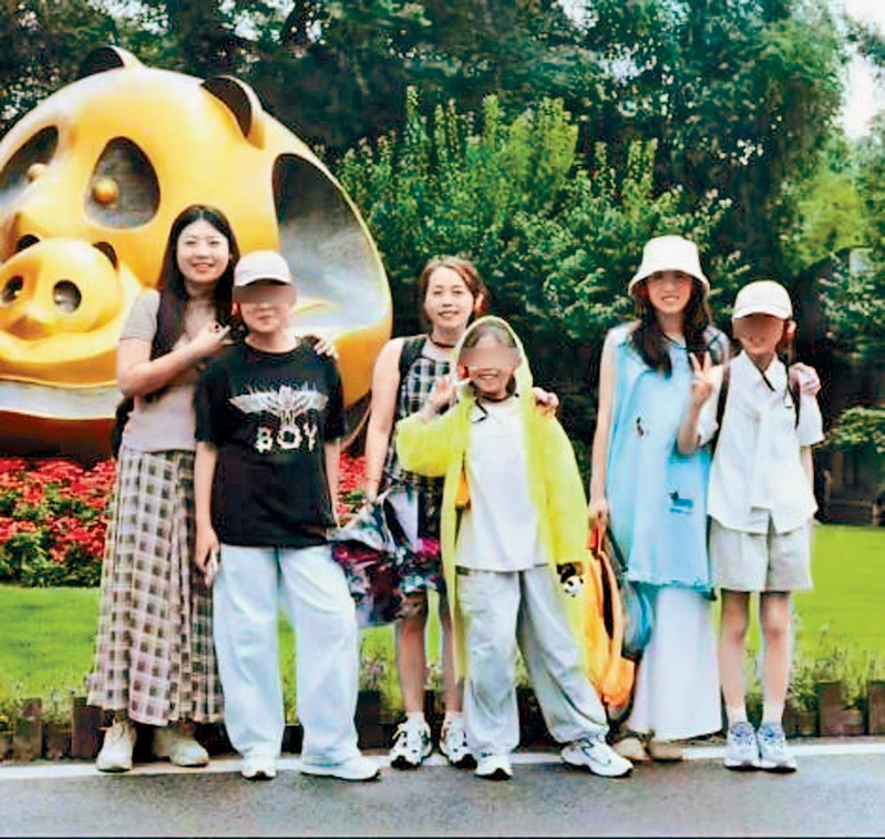 疑似在旅游途中,因旅游车坠崖遇难的三对妈妈和孩子。(取材自微博)