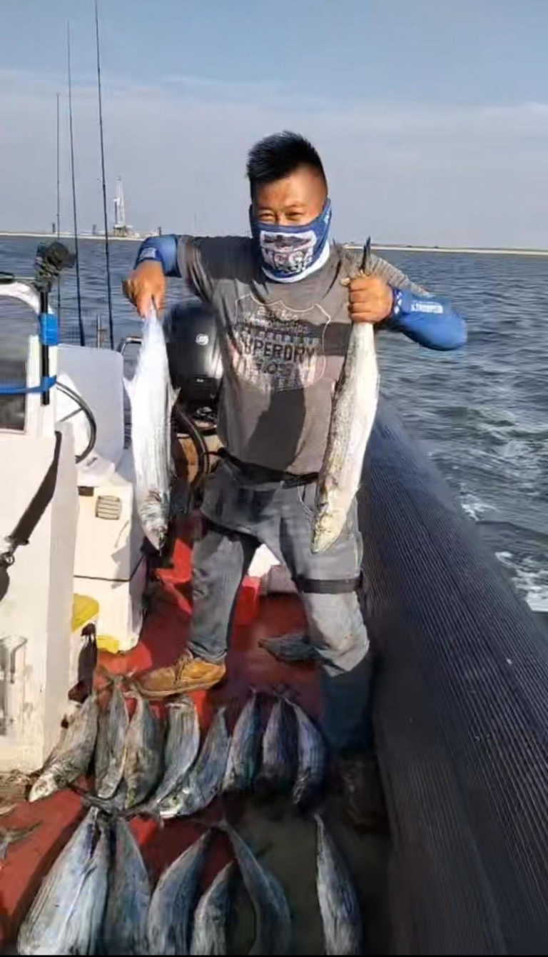 唐山钓鱼小王子出海钓鱼遇难，妻子发讣告怀念从校服到婚纱30年感情。（取材自极目新闻／图源：当事人社交帐号）