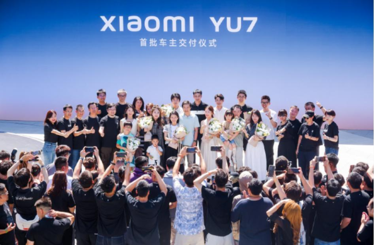 小米YU7首批正式交付，雷军现身为车主开车门，现场画面曝光。（取材自红星新闻）