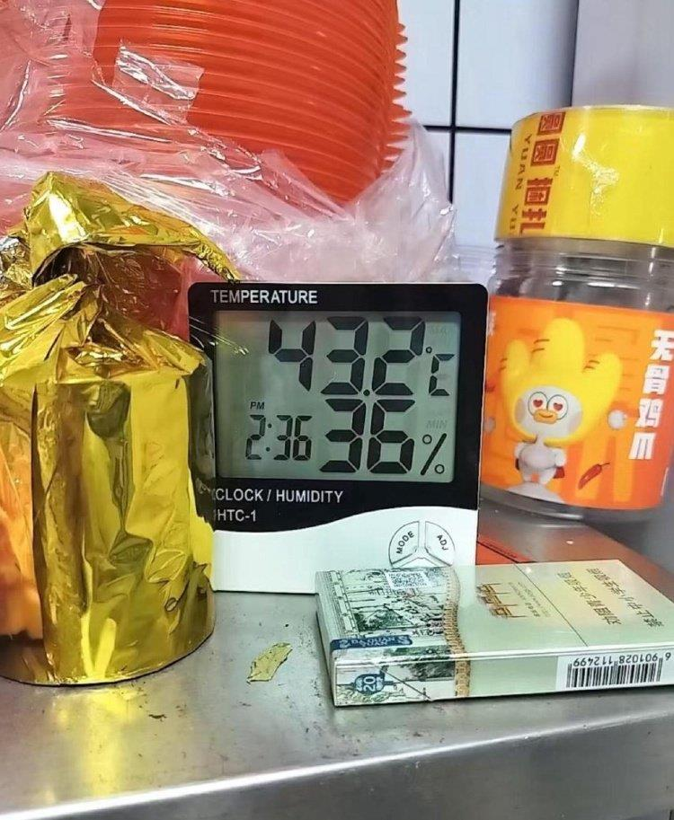 青岛大学宿管大爷屋内温度显示43.2℃。(取材自上游新闻)