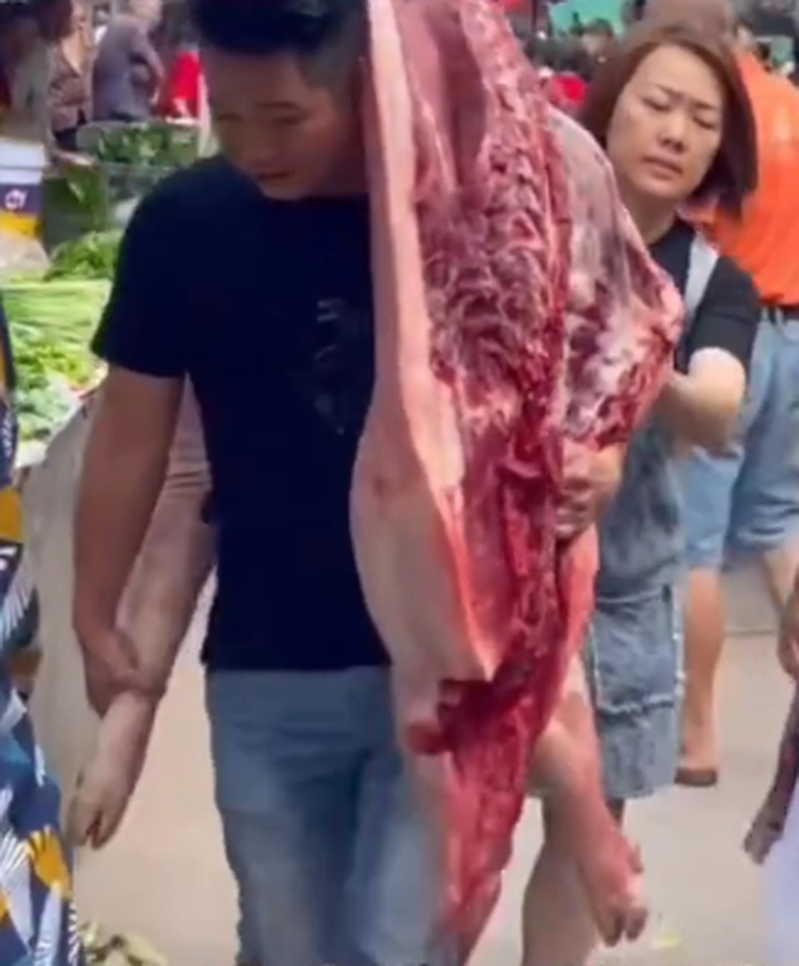 舅舅每年都会迎来16个外甥，齐聚他家过暑假。(视频截屏)