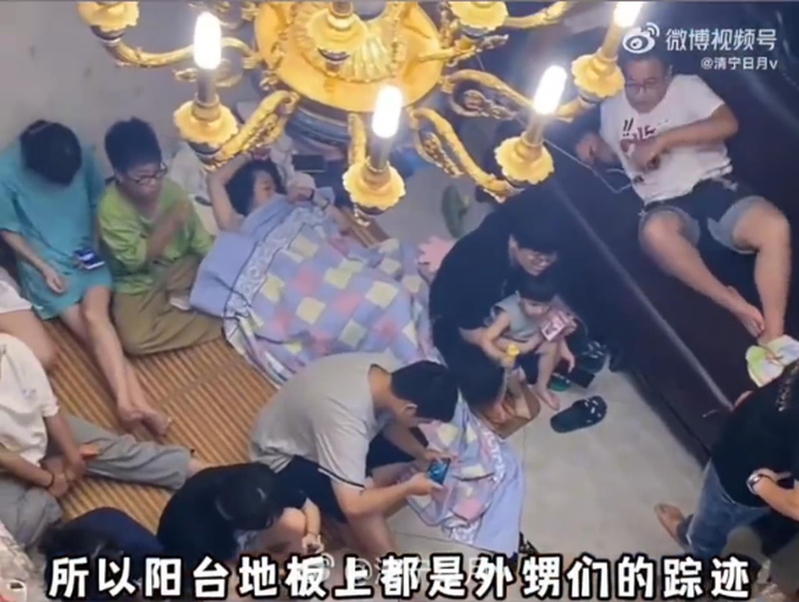 舅舅每年都会迎来16个外甥，齐聚他家过暑假。(视频截屏)