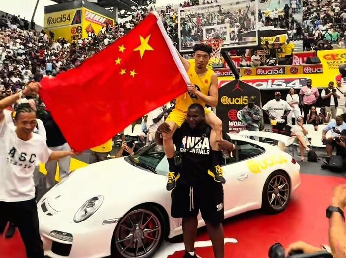陈登星飞越汽车胯下扣篮。（取材自陈登星微博）