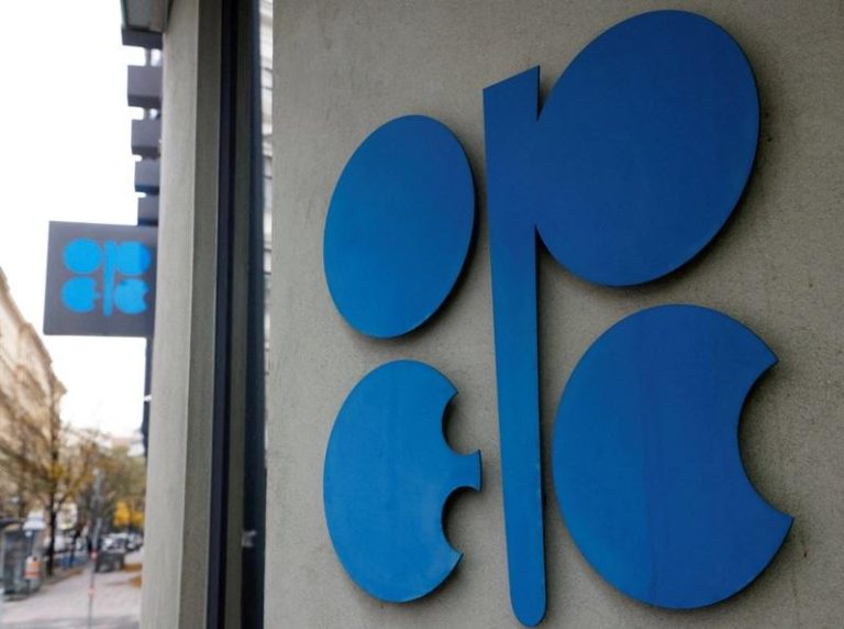 OPEC+决定加快原油增产步调，路透专栏作家罗素（Clyde Russell）指出，市场关注两大问题：谁会消化这些额外原油？OPEC+究竟会不会真的出口他们宣布要生产的这些额外产量？（路透）