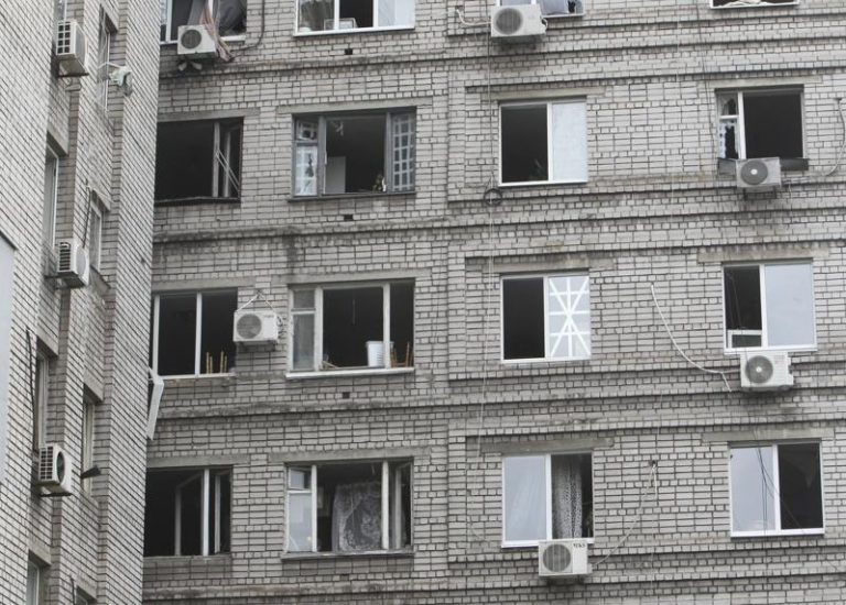 今年6月24日乌克兰第聂伯罗市遭到俄军大规模砲击后，一栋大楼受损。欧新社