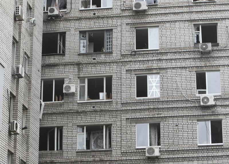 今年6月24日乌克兰第聂伯罗市遭到俄军大规模砲击后,一栋大楼受损。欧新社