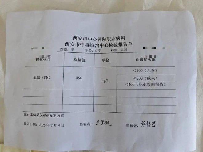就诊儿童正在输液。(取材自上游新闻)