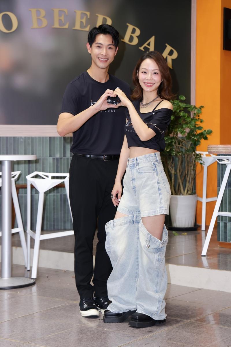 连晨翔秀婚戒。（记者林士杰／摄影）