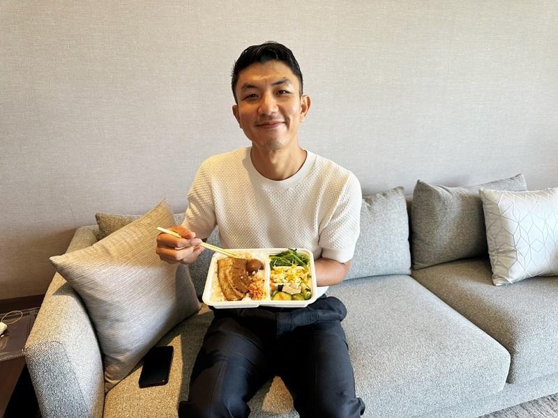 影帝万洛隆甘迦（右）与泰文翻译John（左）来台湾享用美食牛肉面。图／牵猴子提供