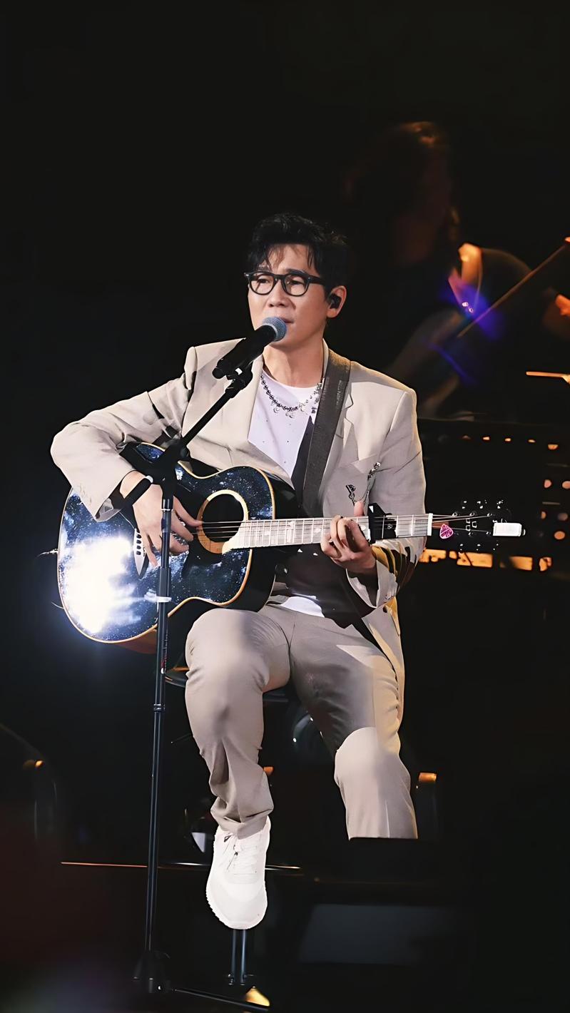 品冠倾情演绎多首经典代表作。（种辅音乐提供）