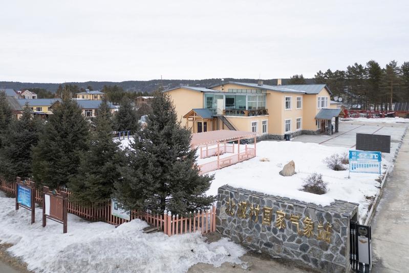 漠河北极村3月依旧寒冷,还覆盖着一层白雪,图为中国国家基本气象站。(新华社)
