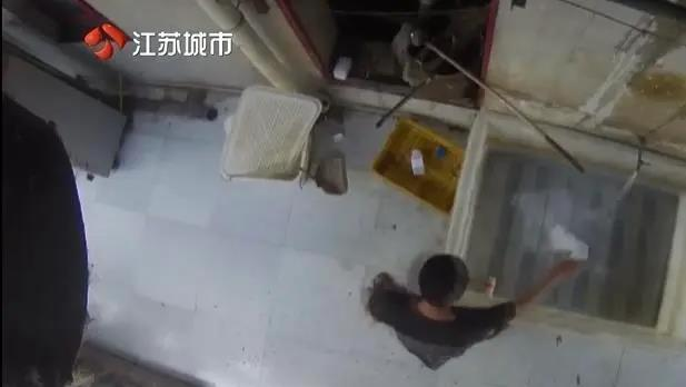 南京网红店被曝用草酸洗小龙虾。（江苏城市电视台画面截屏）