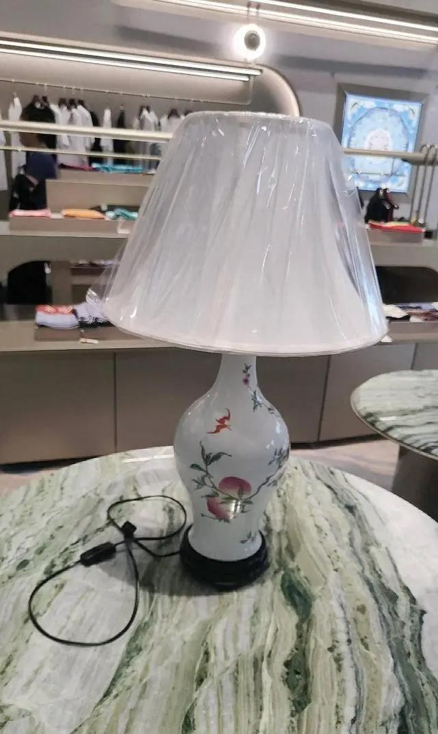 雍正粉彩蝠桃纹橄榄瓶由香港收藏家张万象捐赠。(取材自封面新闻)