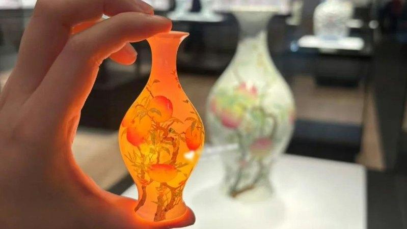 雍正粉彩蝠桃纹橄榄瓶由香港收藏家张万象捐赠。(取材自封面新闻)
