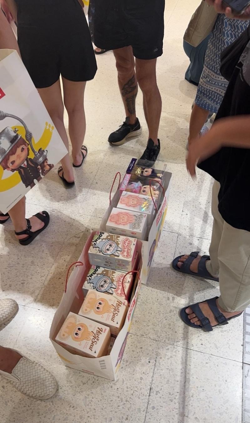 上海一家泡泡玛特线下门店，人们选购Labubu等产品。(取材自中国新闻周刊／东方IC图)