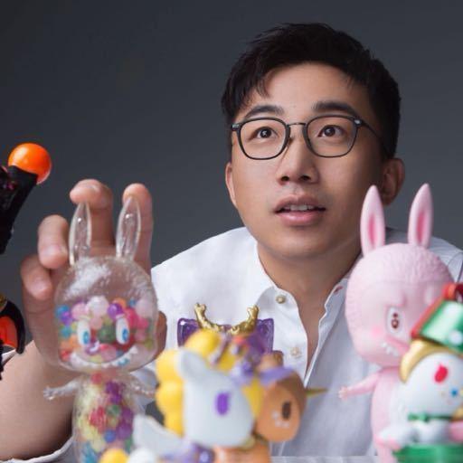 上海一家泡泡玛特线下门店，人们选购Labubu等产品。(取材自中国新闻周刊／东方IC图)
