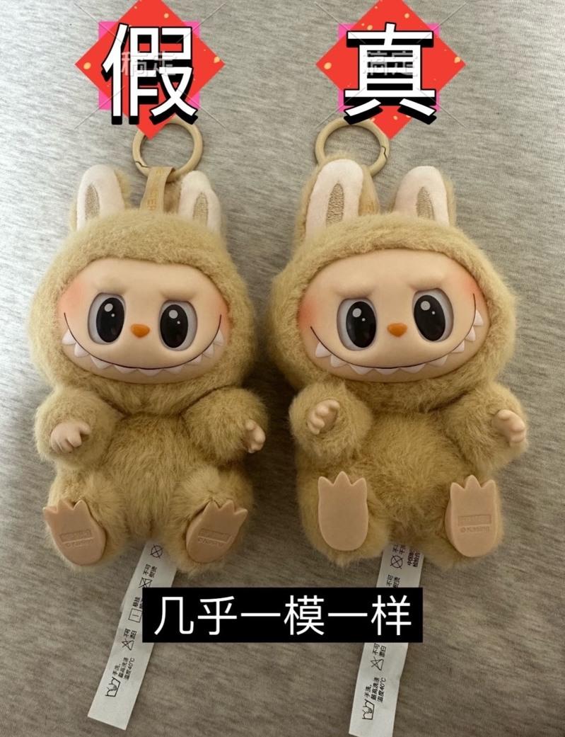 上海一家泡泡玛特线下门店，人们选购Labubu等产品。(取材自中国新闻周刊／东方IC图)