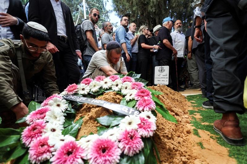 以色列和巴勒斯坦武装组织哈玛斯(Hamas)可能于1至2周内达成加萨停火和人质释放协议。图为悼念者聚集在一名以色列士官的墓前,他在以巴冲突中丧生。(路透)