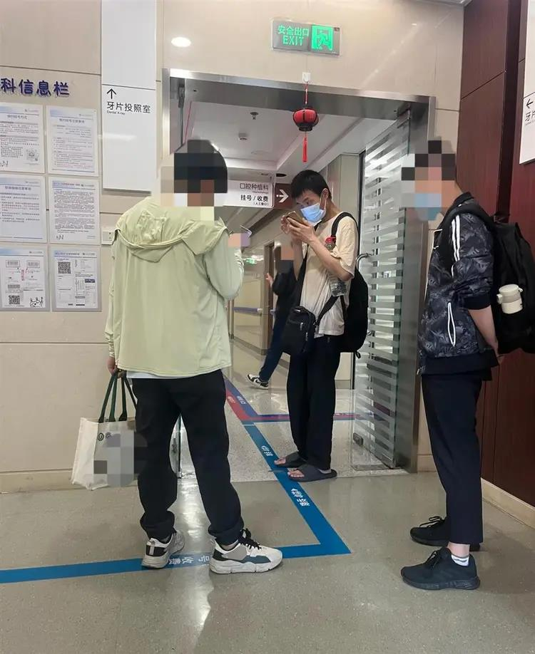 网友偶遇韦东奕(中)去北大口腔种牙。(取材自极目新闻)