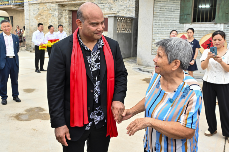 瑙鲁总统亚定日前到广东江门谒祖，与据称是他堂外祖母谭惠霞交谈。（中新社）