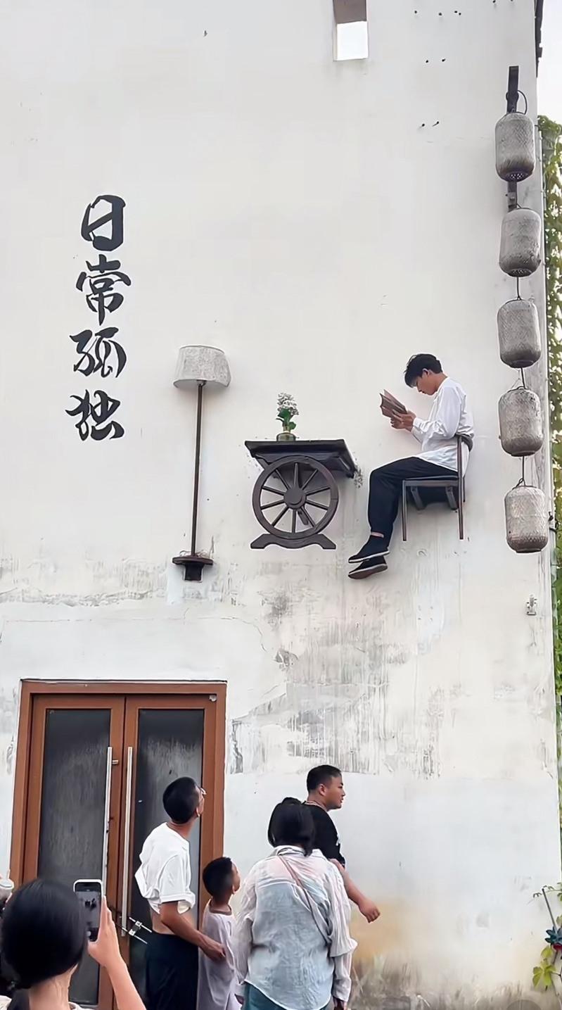 江西婺源县婺女洲度假区的NPC暑假工岗位，坐着看书月薪过万人民币还包吃包住，让不少网民羡慕。(取材自红星新闻)