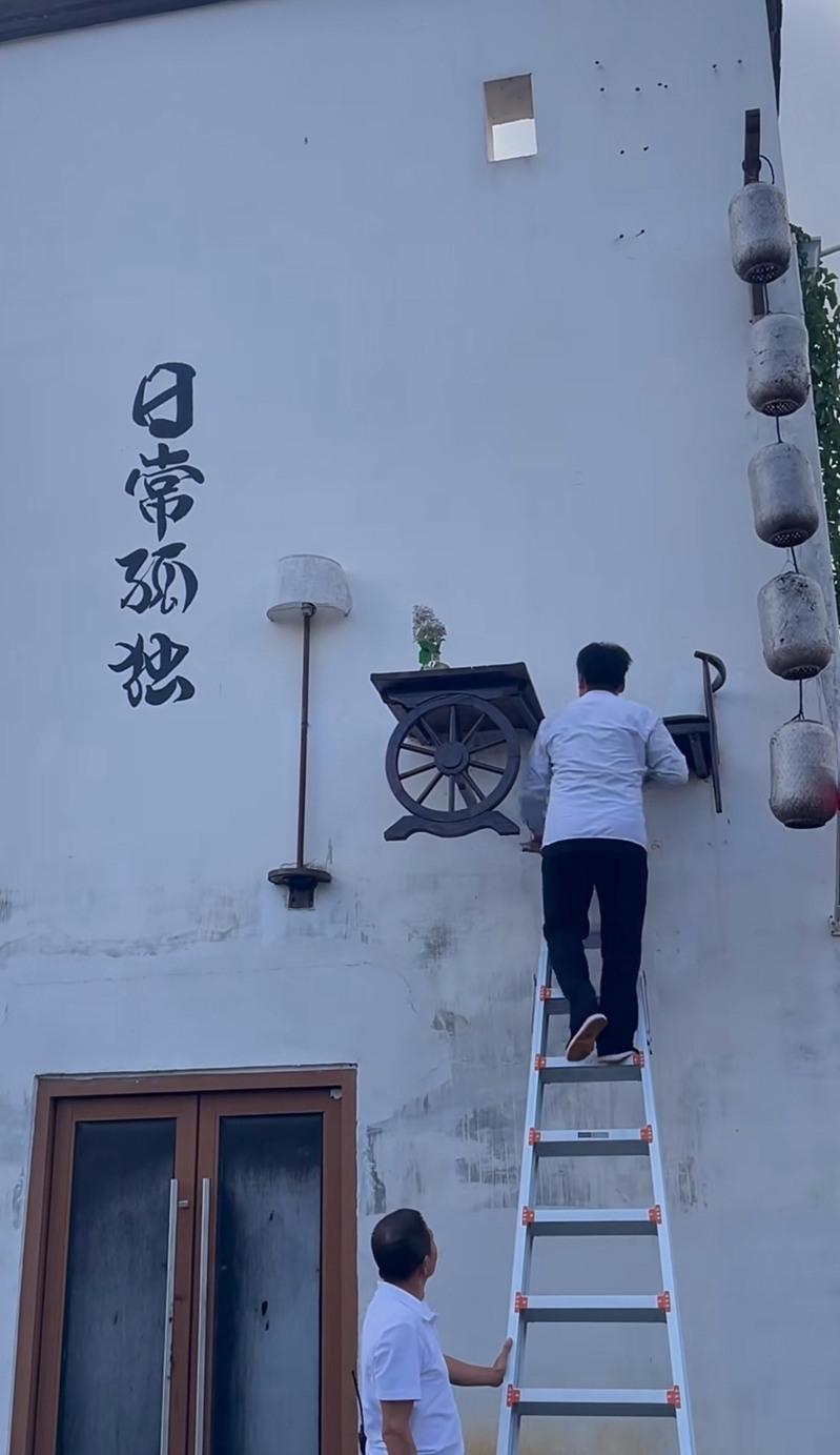 江西婺源县婺女洲度假区的NPC暑假工岗位，坐着看书月薪过万人民币还包吃包住，让不少网民羡慕。(取材自红星新闻)