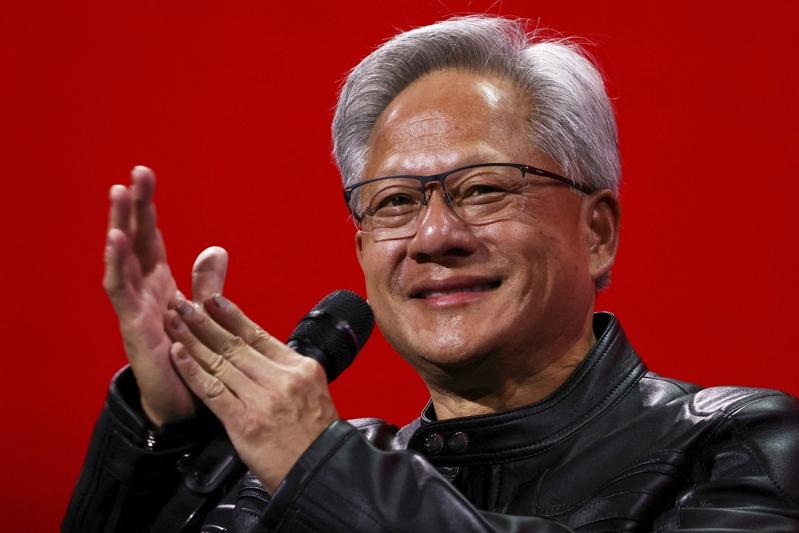 63岁的黄仁勋财富净值达到1431亿美元,在全球富豪排行榜中排名第10,紧追在波克夏公司董事长巴菲特之后。(美联社)