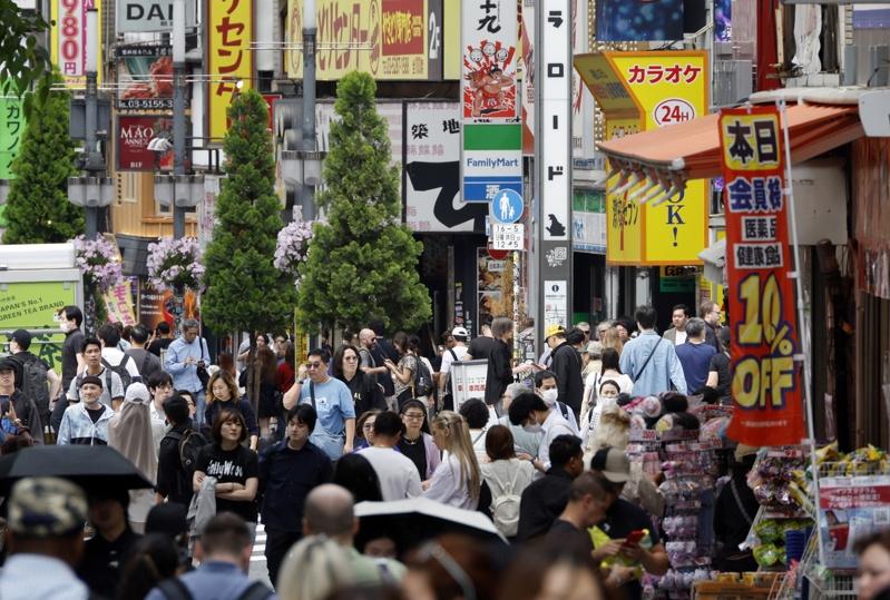 旅居日本的外国人犯罪或滋扰问题增多,日本政府下周将在内阁官房成立一个事务局统筹处理。(欧新社)