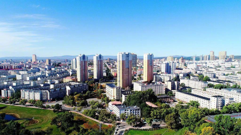 低房价但交通不便的鹤岗计划兴建机场。（取材自中国新闻周刊／视觉中国图）
