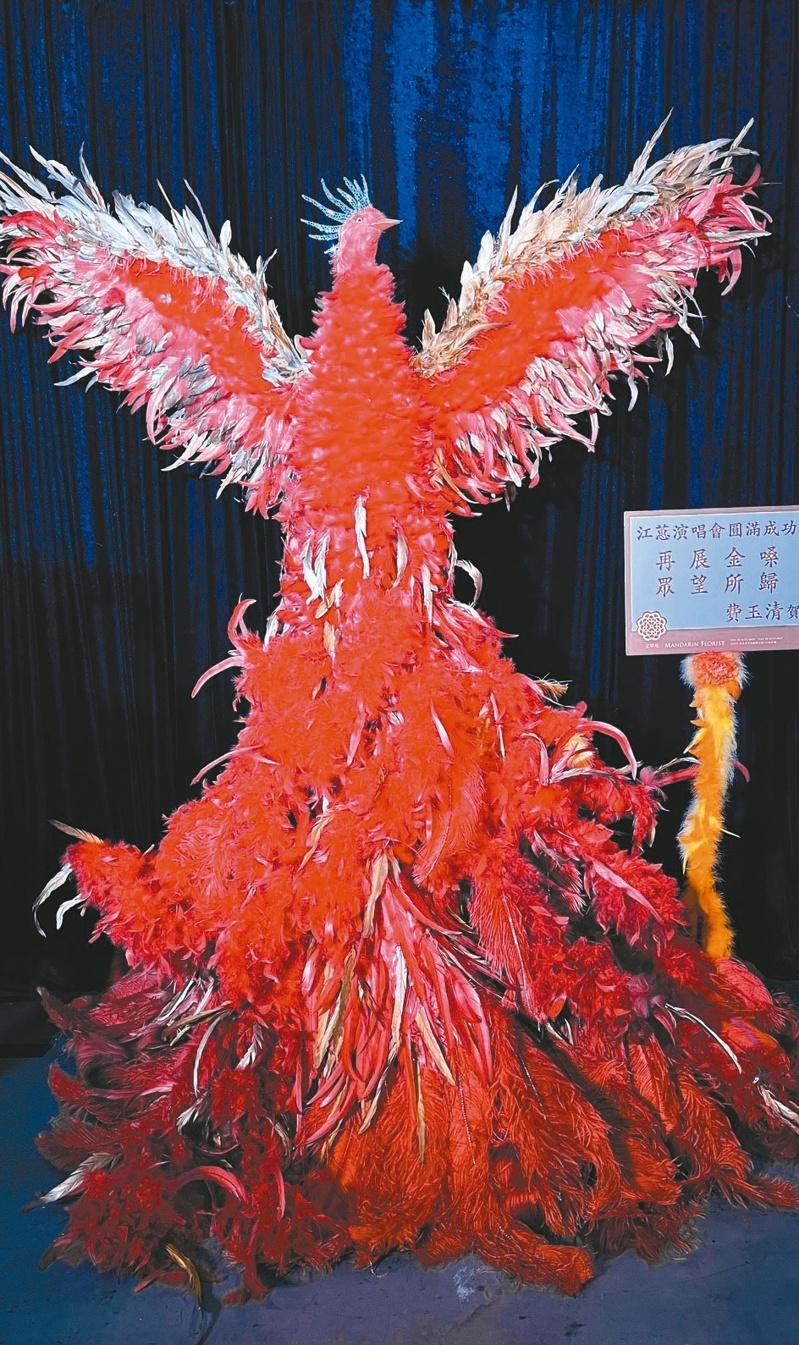 江蕙(中)身着华服，也替舞者们打造专属造型。（图／宽宏艺术提供）