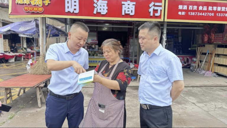 中国多家农村银行近期推出针对低收入群体和老年人的特殊贷款产品，以协助他们补缴养老金或提高养老金缴费水平，引发社会对老人债务风险的争议。（取材自新湖南网）