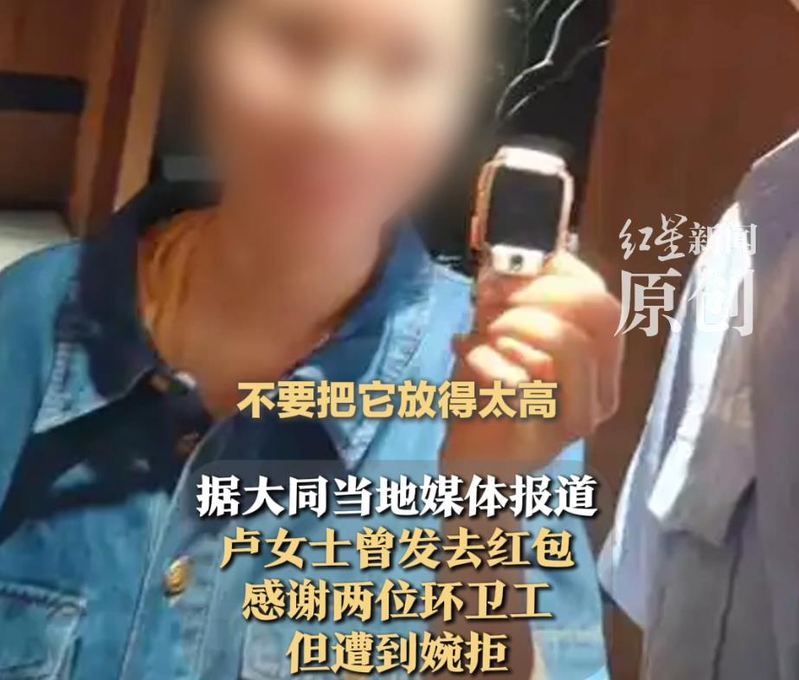 两名环卫工人徒手在垃圾堆中翻找。(取材自极目新闻)