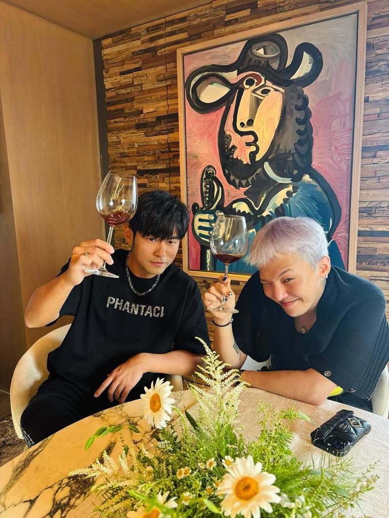 周杰伦(左)邀GD权志龙至家中作客,交流艺术和酒。(取材自Instagram)