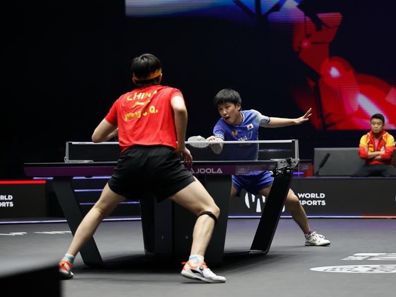在美国拉斯维加斯举行的世界乒乓球职业大联盟（WTT）美国乒乓球大满贯男子单打决赛中，王楚钦4比0战胜日本选手张本智和，夺得冠军。(新华社)