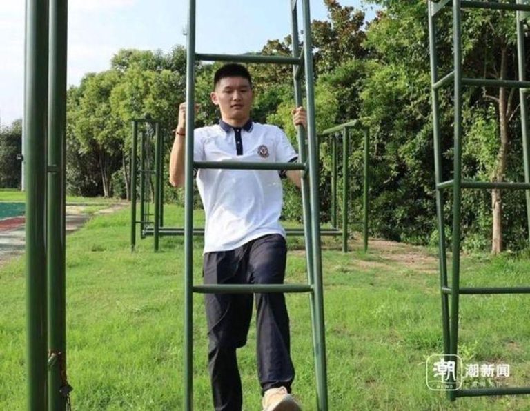 旋梯训练中的吴轩哲。 （取材自潮新闻）
